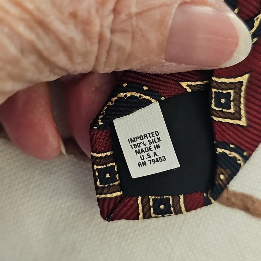 Elegant Red and Gold Patterned Men's Tie. Mark Pendleton. 100% Silk.‎